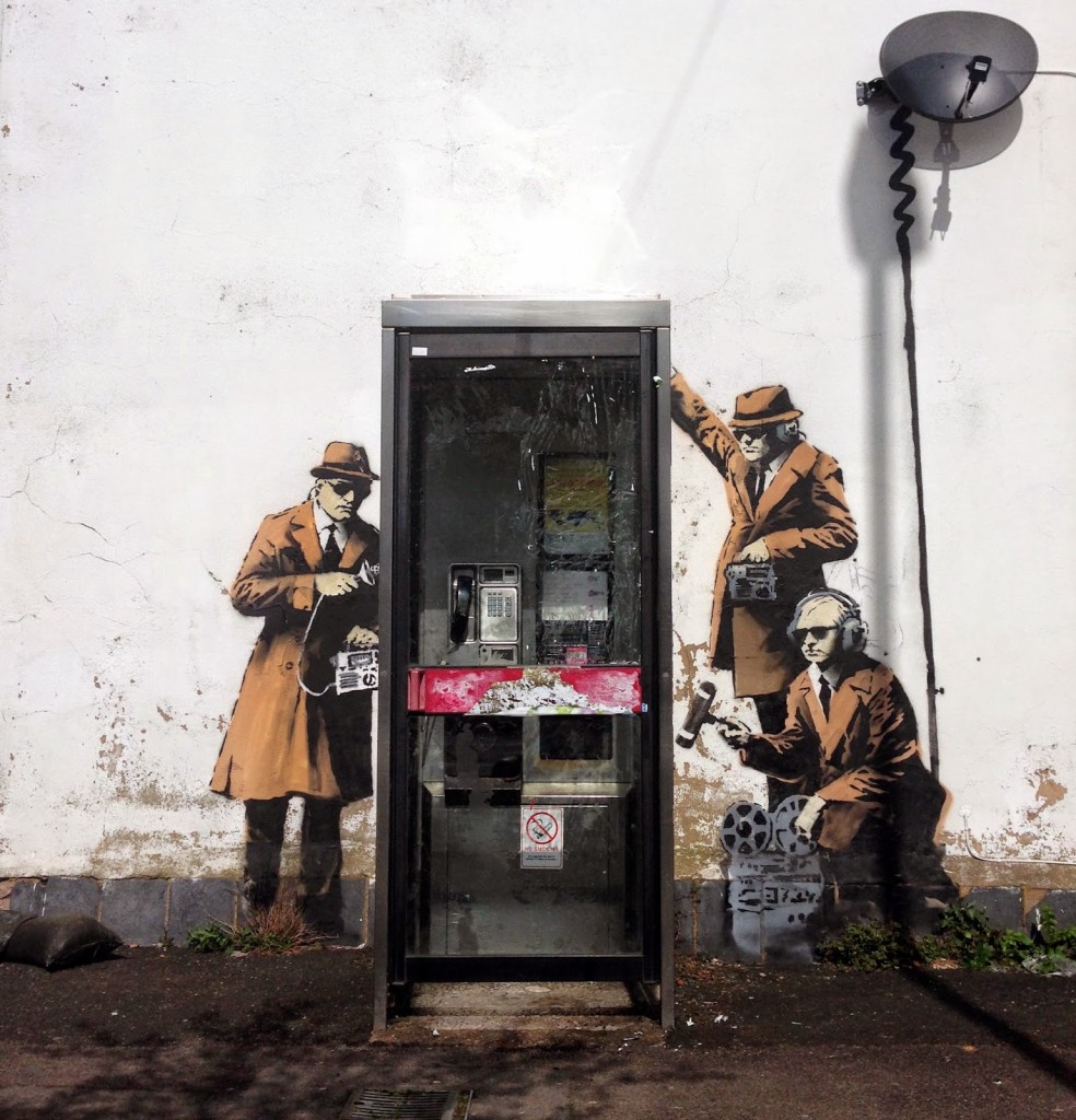 street art cabine téléphonique